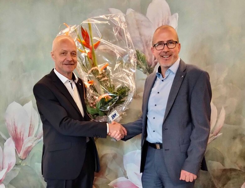Reto Zumstein gratuliert Urs Gyger zum Dienstjubiläum