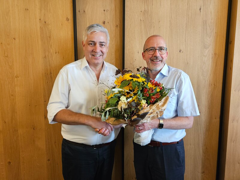 Andreas Egli (Inhaber) gratuliert Reto Zumstein (Geschäftsleiter)